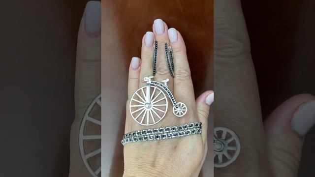 По-молодежному с ветерком! Серебро с черными фианитами.