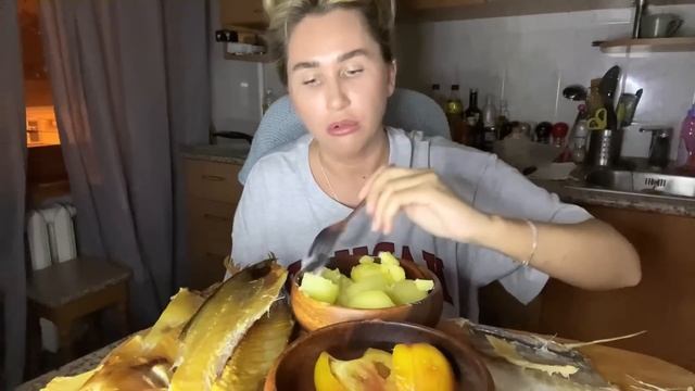 МУКБАНГ/ЗВЕНЯЩАЯ ПОШЛОСТЬ/БАЛЫК ИЗ ТОЛСТОЛОБИКА смотреть онлайн