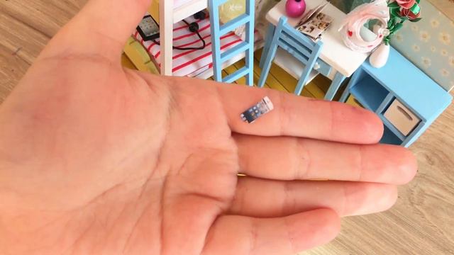 🏠 Миниатюрный ДОМИК ДЛЯ КУКОЛ ! Подключен СВЕТ🤩 Всё как НАСТОЯЩЕЕ ! Расставляем мебель смотреть онлайн