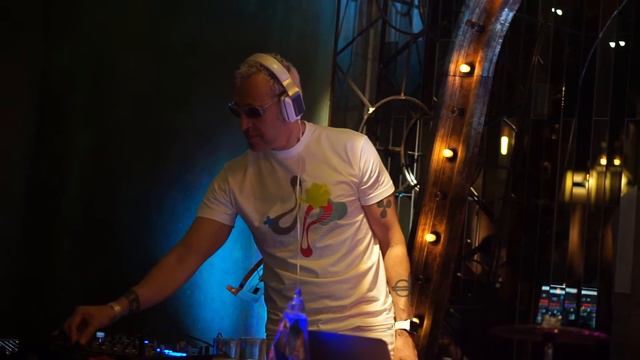 Karim Rashid opening his DJ set in Bucharest 2015 @ Uanderful смотреть онлайн