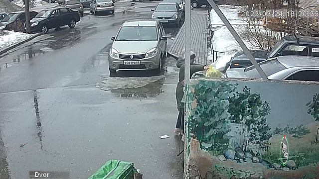 А педальку нажать и выбросить мусор в рядом стоящий бак на это сил не хватило? смотреть онлайн