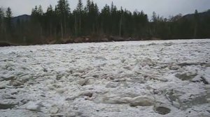 Ледоход на горной реке