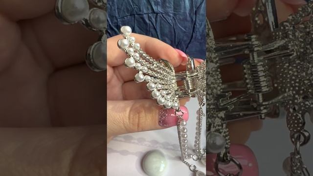 Заколка-крабик в виде крыльев ангела со стразами, жемчужинами и подвесками смотреть онлайн
