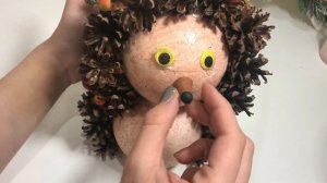 Осенний ёжик из шишек