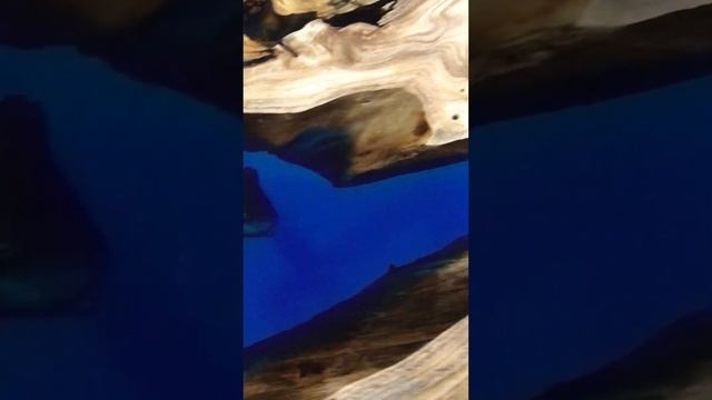Стильный стол-река из слэба карагача с эпоксидной смолой синего цвета. смотреть онлайн