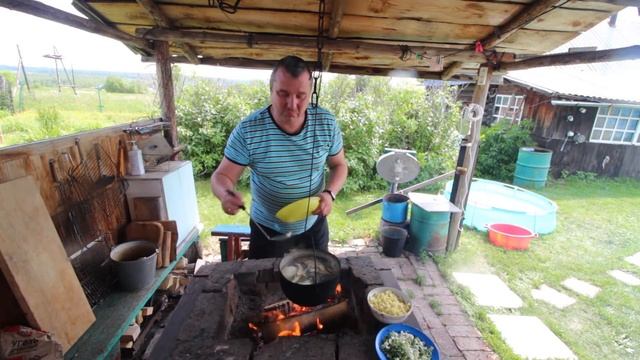 Видео рецепт ухи из хариуса: как быстро и просто сварить уху с картошкой на костре в котелке смотреть онлайн