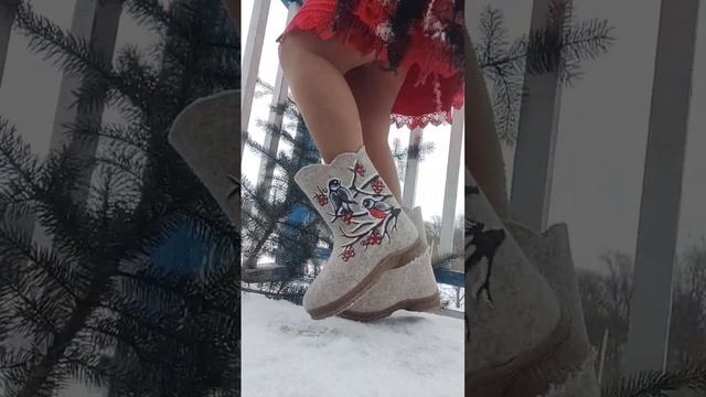 Валяем и короткие валенки ,на подошве , роспись снегири,лёгкие , теплые и полезные.Ватсап8937957128 смотреть онлайн
