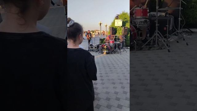 Анапа. Уличный музыкант здорово играет на барабанной установке смотреть онлайн