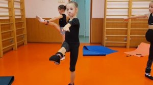 Группа фигурного катания. Тренировка с хореографом в зале.