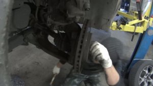 opel vectra c. замена передних тормозных дисков и колодок.