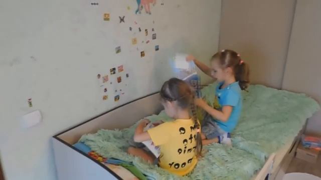 Клеим наклейки с мультяшками на стены ) смотреть онлайн