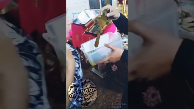 Монаси и обичан народ целивају мироточиви крст у Русији ☦️ смотреть онлайн