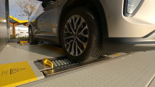 A robot just swapped my electric car's battery смотреть онлайн