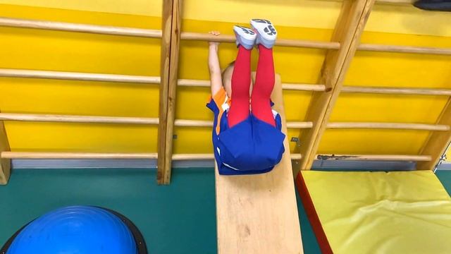Амелия на занятиях по акробатике выполняет различные упражнения для детей смотреть онлайн
