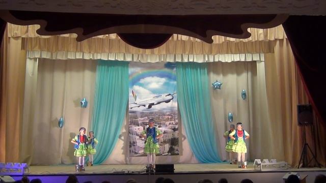 Танцевальный коллектив «Ляйсан» младшая группа Башкирский народный танец с ведрами смотреть онлайн