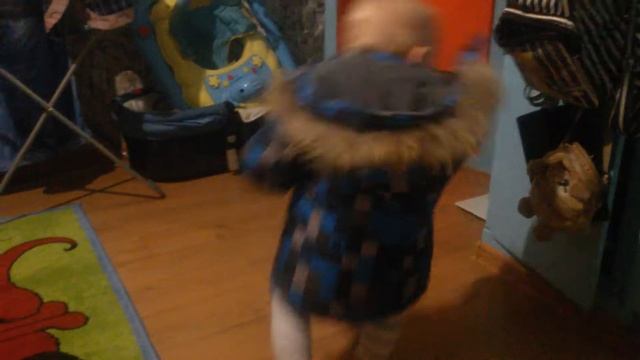 ВАНЬКА ПРИМЕРИЛ СВОЮ НОВУЮ КУРТКУ. смотреть онлайн