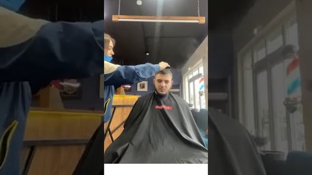 عند الحلاق , у Парикмахерской ??? смотреть онлайн