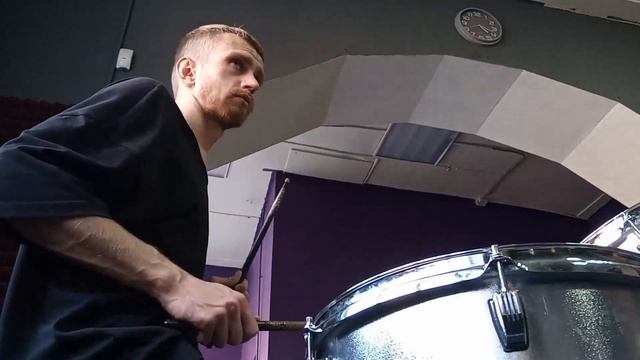 Учусь играть на барабанах смотреть онлайн