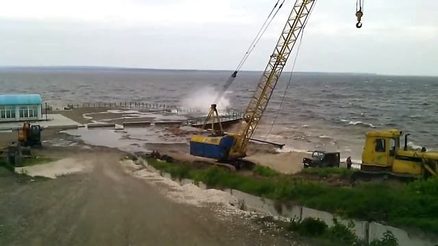 Штормит на Волге у пристани Камское Устье. Часть 2. Storm on the Volga Part 2 смотреть онлайн