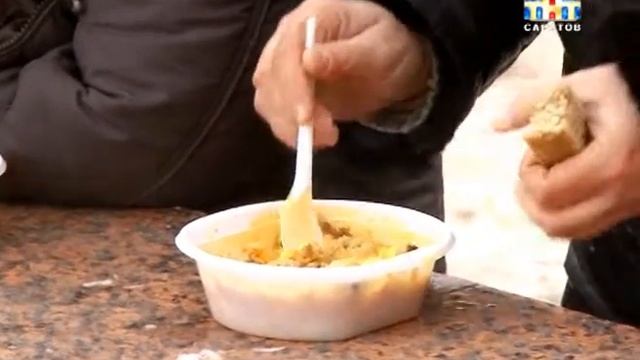 Волонтеры раздают горячие обеды тем, кто не может купить себе продукты смотреть онлайн