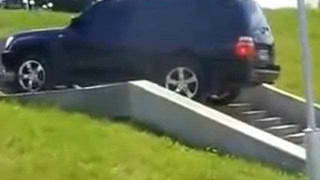 Джип хотел взобраться по ступенькам. смотреть онлайн