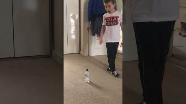 Bottle flip football challenges - BRUNO смотреть онлайн