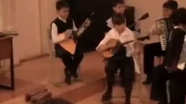Весёлый турист (аккордеон, домра, балалайка).wmv смотреть онлайн