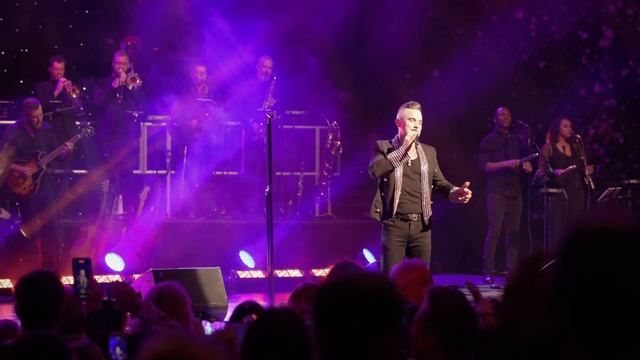 Robbie Williams | "Merry Christmas Everybody" | Magic of Christmas 2019 смотреть онлайн