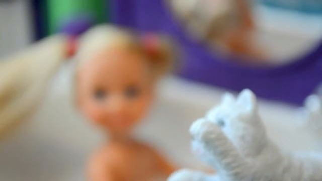 Девочка Эви купается со своим щенком/ Играем в куклы смотреть онлайн