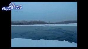 На снегоходах по воде. Необычная езда на снегоходах через реку.