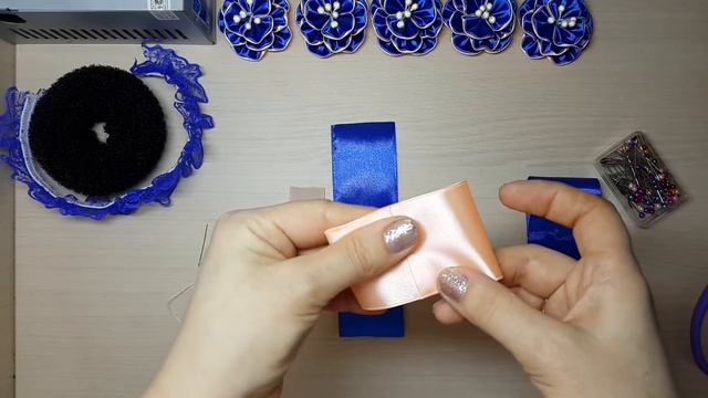 DIY Резинка на пучок. МК Украшение на гульку. Цветы из атласных лент. Канзаши смотреть онлайн