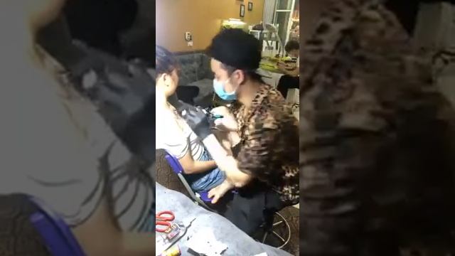 Tattoo - Cởi Áo Gái Xinh Xăm Ngực Khủng Cho Em Gái 2K Rên La Oai Oái - Luận Tattoo Vlog смотреть онлайн