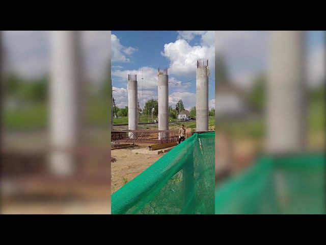 Рабочие возобновили стройку платного путепровода. Жители перекрыли подъезд к площадке автомобилями смотреть онлайн