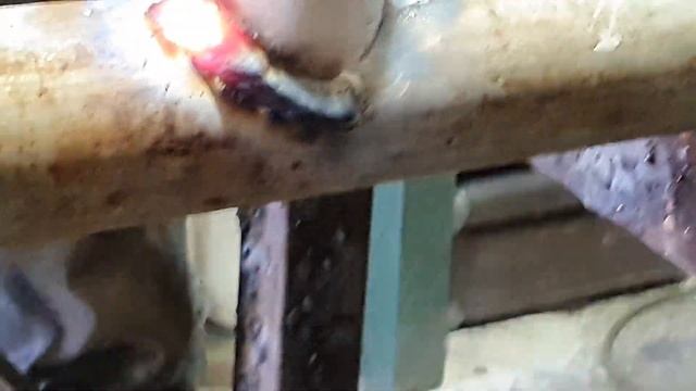 Как сделать вертикальную врезку в трубу через седло смотреть онлайн