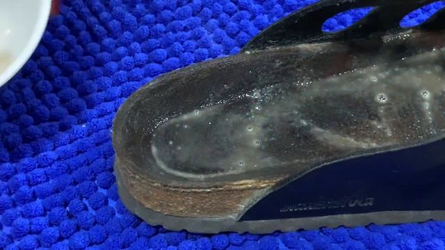 CLEANING BIRKENSTOCK FOOTBEDS USING DETERGENT AND BAKING SODA