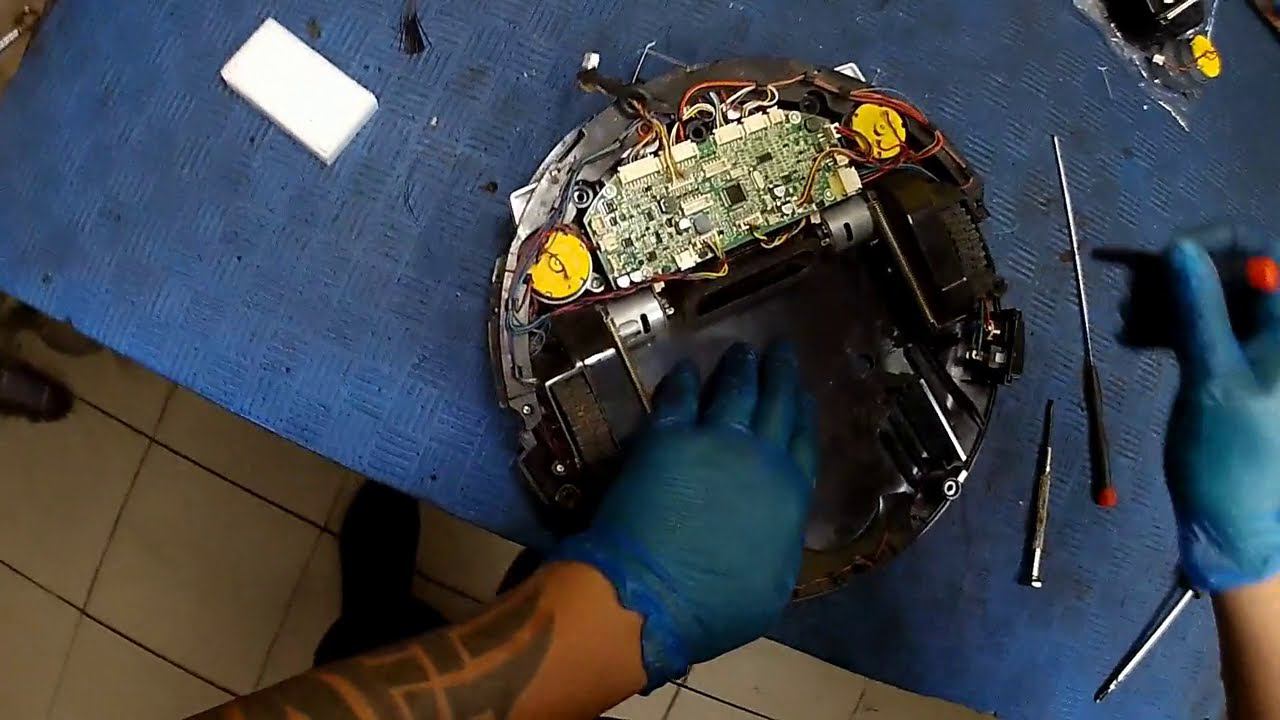 Робот пылесос Ilife V5S Pro , замена моторчиков щеток и колес.