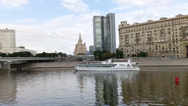 Теплоход флотилии "Рэдиссон Ройал" на Москве-реке (03.09.2023) смотреть онлайн
