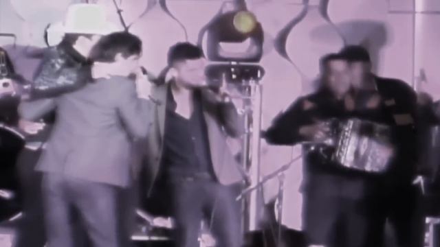 Arley Perez (Ft. Los Rodriguez De Sinaloa) - Cruzando Cerros y Arroyos (En Vivo 2012) смотреть онлайн