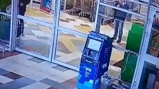 Забыл деньги в банкомате, чем не преминули воспользоваться смотреть онлайн