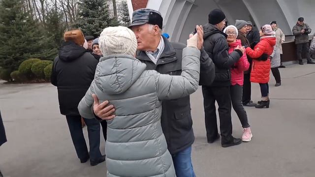 В БОКАЛАХ ТИХО ТОНУТ СВЕЧИ, А Я ТОНУ В ГЛАЗАХ ТВОИХ❤️ ТАНЦЬІ В ПАРКЕ ГОРЬКОГО❤️ ХАРЬКОВ 2023 смотреть онлайн