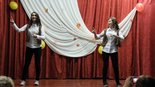Настя и Илона - "Ускакала в поле молодая лошадь". Песня на жестовом языке. смотреть онлайн