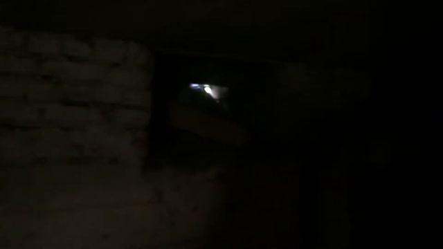 Депутат Михаил Андрианов осматривает подвал дома 40 по Каширскому шоссе