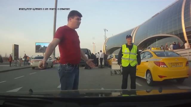 Мужик успокоил дерзких бомбил в Домодедово смотреть онлайн