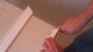 Как подрезать багет  потолочный плинтус без стусла если у вас углы не 90°