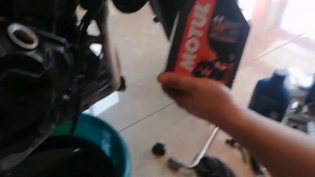 BEST 100% SYNTHETIC OIL " MOTUL OIL 10W40 .. HOW TO CHANGE OIL | OIL FILTER MOTORCYCLE 4T Stroke смотреть онлайн