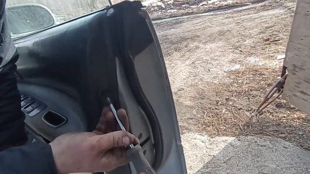 Toyota Sprinter Marino Снять обшивку двери / Toyota Sprinter Marino Remove Door Trim