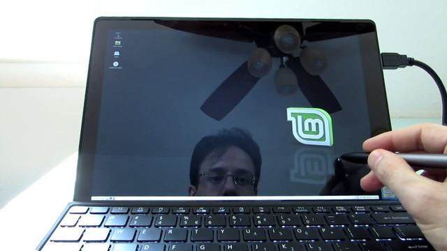 Acer Switch Alpha 12 tablet running Linux Mint 18 смотреть онлайн