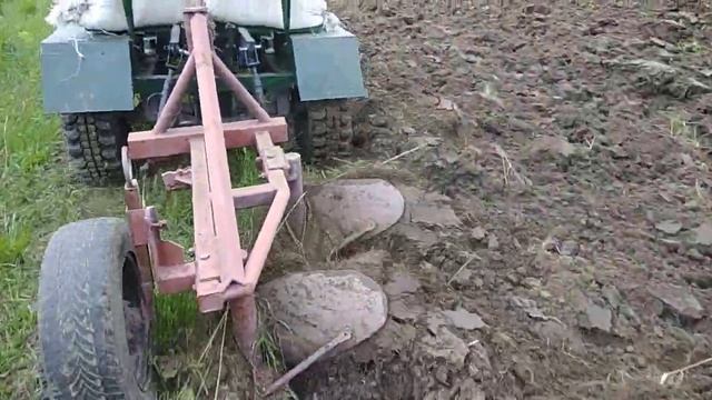 Саморобний трактор переломка 4х4 оранка тяжкої землі майже цілини саморобним плугом смотреть онлайн