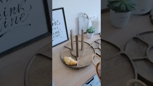 Деревянная этажерка для закусок и бутылочки смотреть онлайн