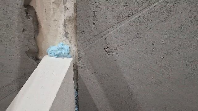 заштукатурил стену, возвел перегородку и сделал гидроизоляцию пола